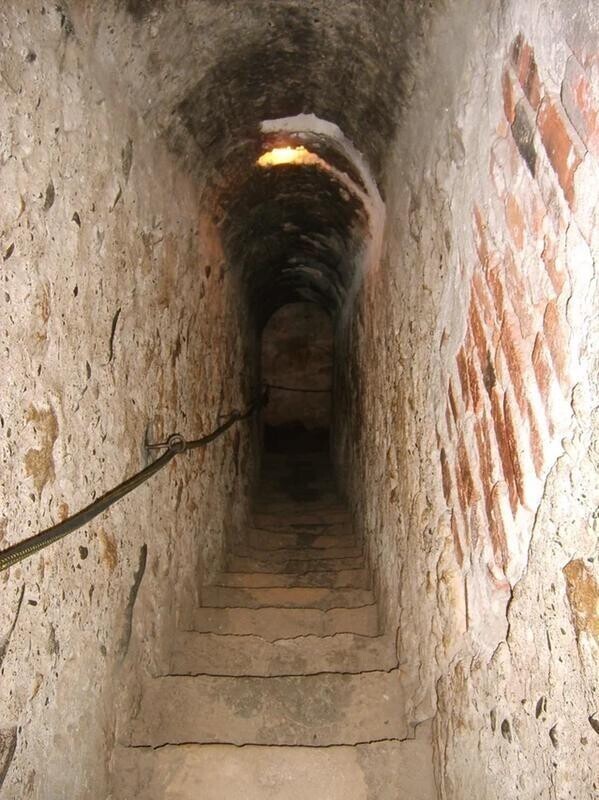 Тайная лестница с первого на третий этаж в замке Бран, Румыния