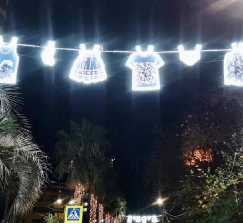 "Посветили исподним": Сочи украсили гирляндой из светящихся трусов за четыре миллиона рублей