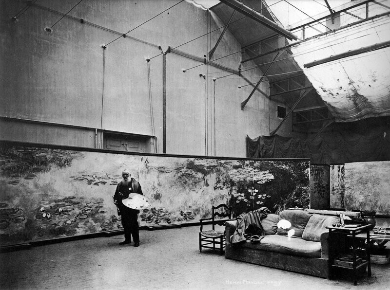 11. Клод Моне в своей домашней студии рисует картину из цикла "Водяные лилии (Кувшинки)", 1920 год