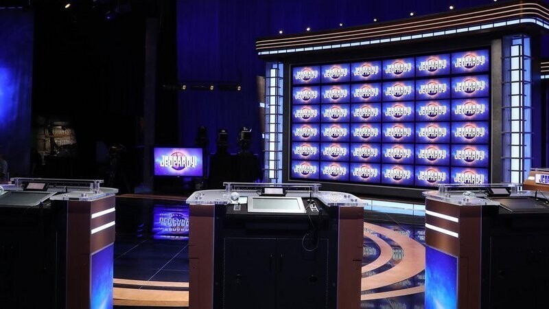 19. Популярная телевикторина Jeopardy! ("Рискуй!"), вид со стороны игровых столов участников