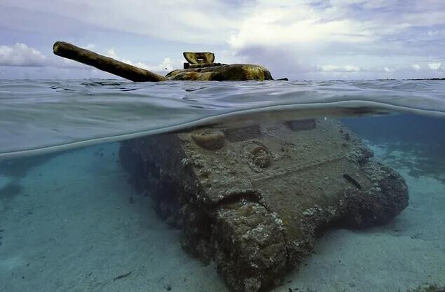 Утонувший танк "Шерман" времен Второй мировой