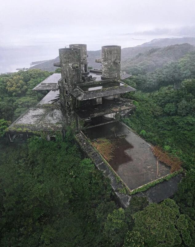 Заброшенный отель в джунглях Японии