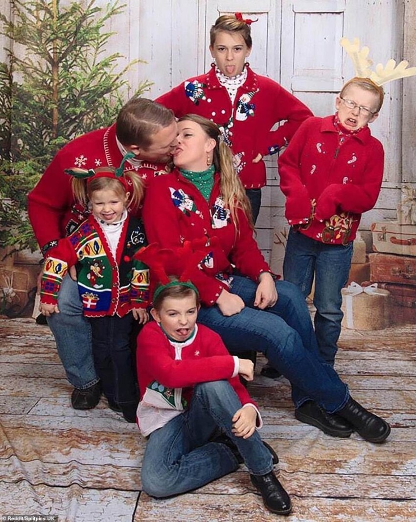 Фотография в уродливых рождественских свитерах - отличная тема. А вот слюной обменяться можно было и в другом месте