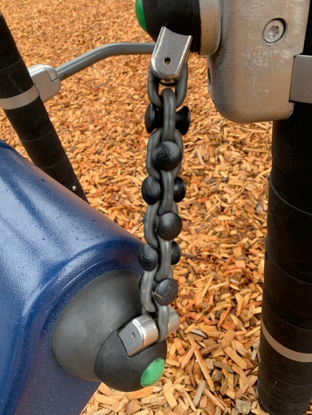 На детской площадке были установлены специальные цепные заглушки, чтобы дети не прищемили пальцы