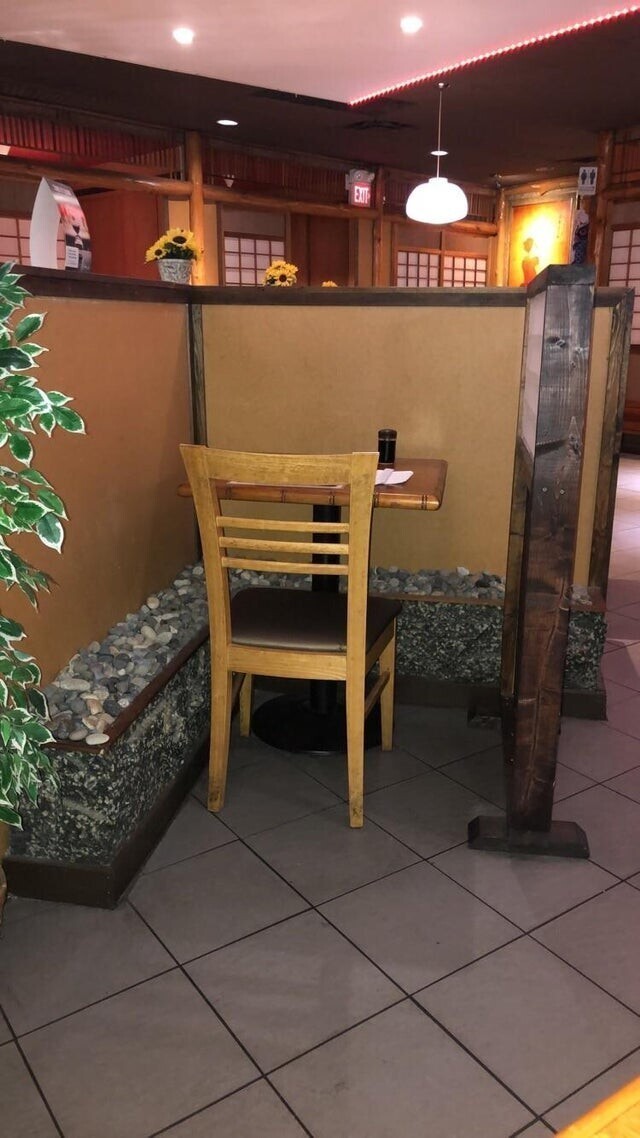 В этом японском ресторане есть столик для тех, кто хочет провести время в одиночестве