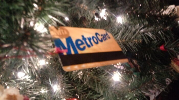 8. "Карточка для проезда в нью-йоркском метро. Не знаю, что она делает на дереве, но так уже давно повелось"