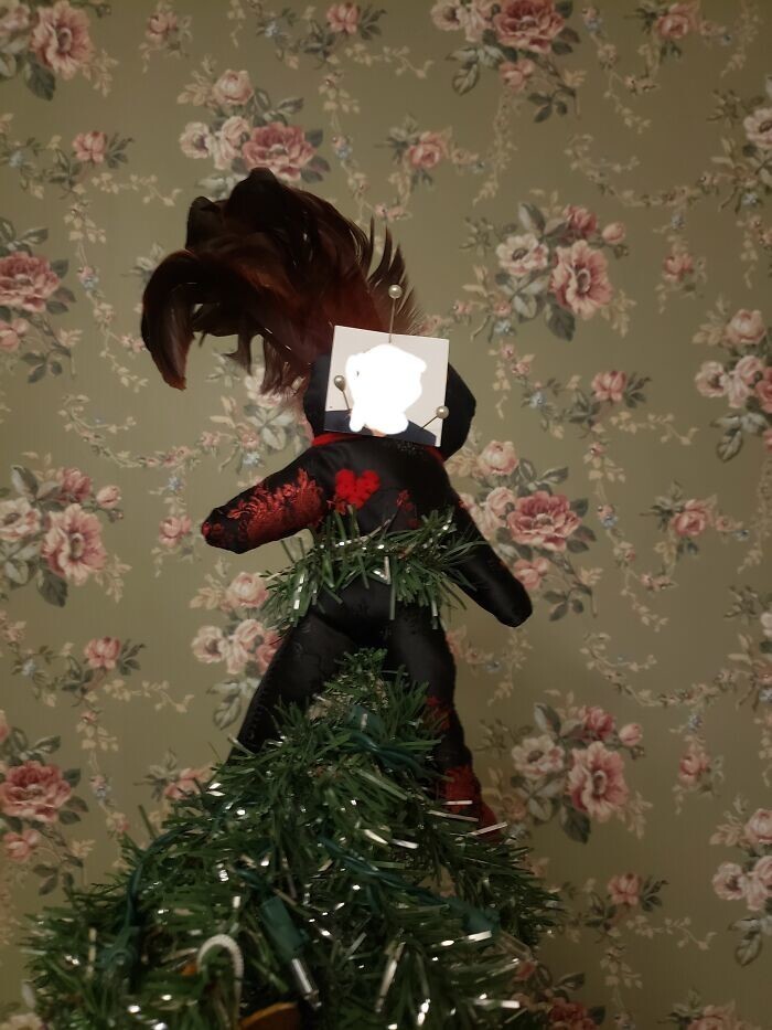 29. "В этом году верхушку нашей елки украшает кукла вуду с пришпиленной к ней фотографией моего дедушки"