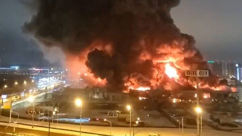 В Москве горит и взрывается ТЦ "Мега Химки"
