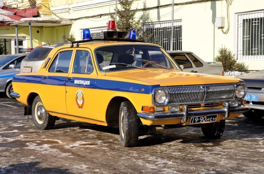 Почему милицейские автомобили в СССР красили в такие цвета? Это было не случайно