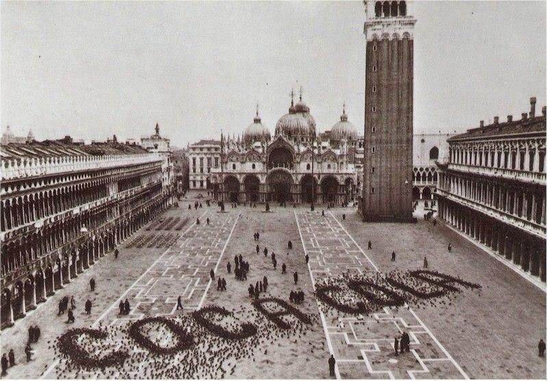 34. Рекламная кампания Coca-Cola, в рамках которой на площади в Венеции рассыпали зерно для голубей. 1960 год
