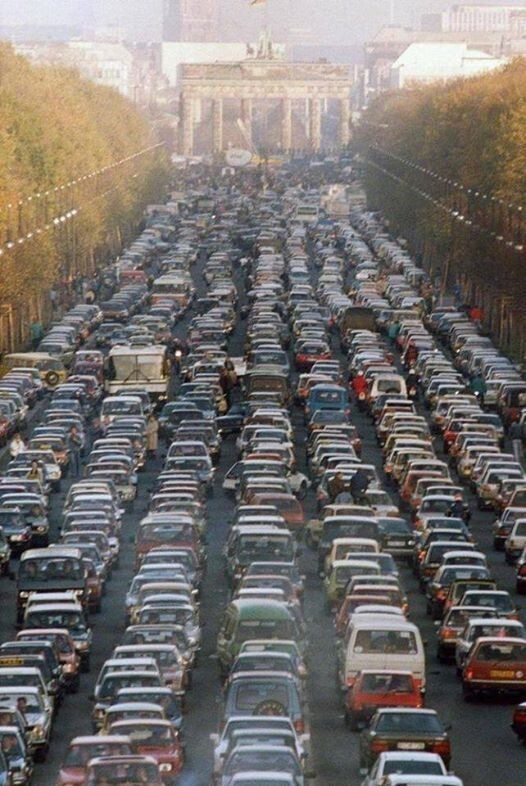 13. Пробка в Берлине в 1989 году. Жители Восточной Германии переезжают в Западный Берлин после падения Берлинской стены