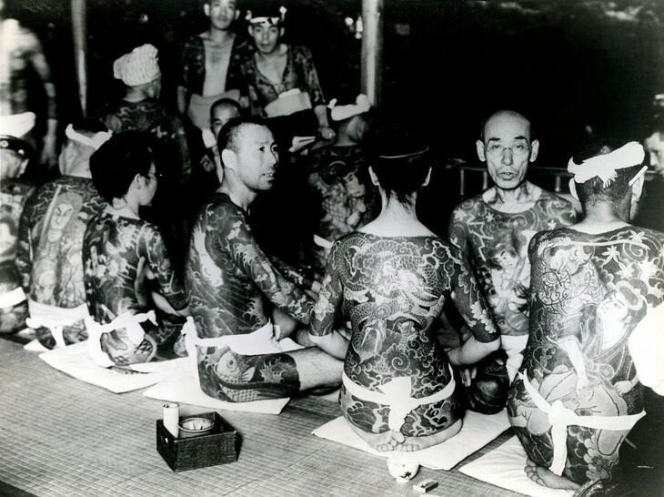 22.Членам якудза и их женам было положено украшать тело татуировками. На сегодняшний день насчитывается около 100 000 активных членов якудза