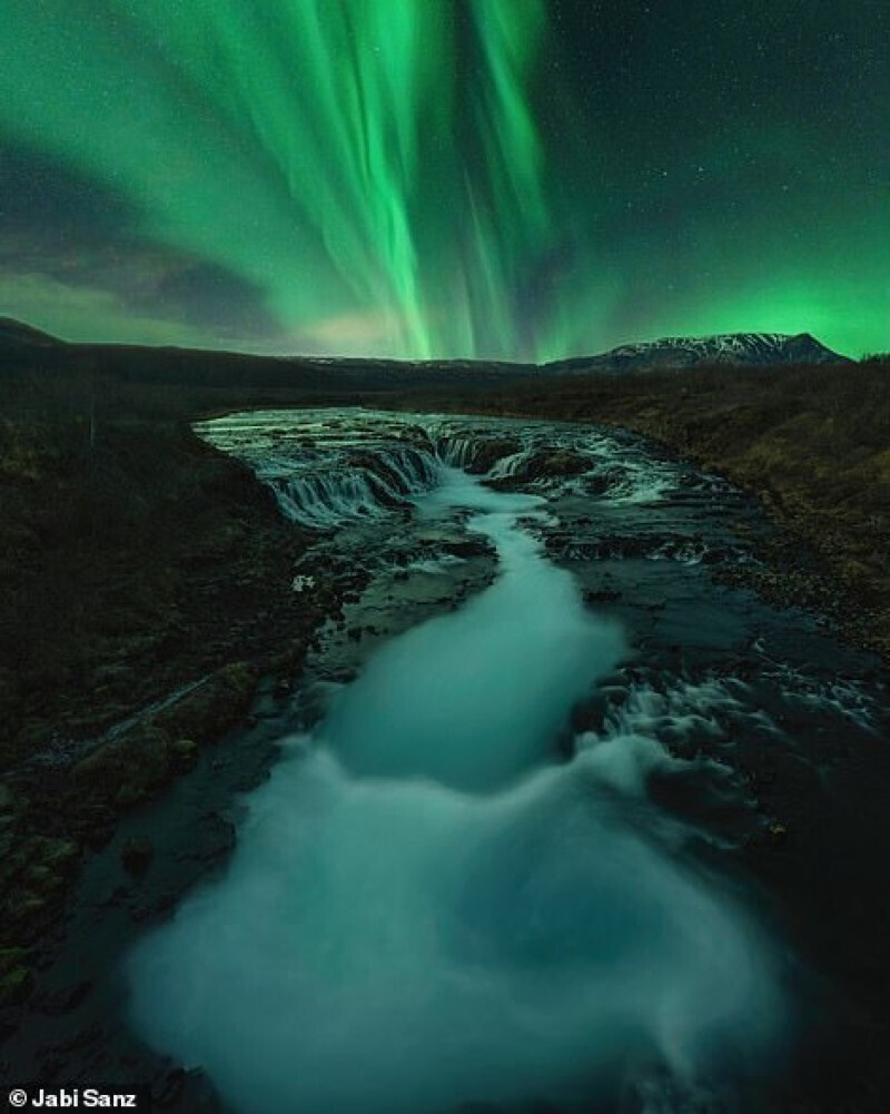 Водопад Бруарфосс на западе Исландии освещен полярным сиянием. Автор фото - Jabi Sanz