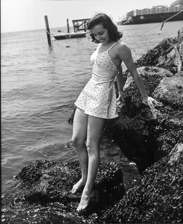 Цельные купальники стали напоминать маленькие платья в 1940-х годах