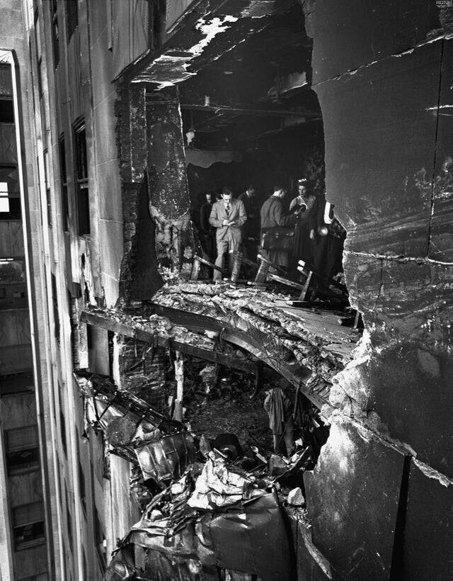 В 1945 году бомбардировщик B-25 заблудился в тумане и врезался в 79-й этаж Эмпайр-стейт-билдинг. В результате аварии погибло 14 человек, в 1945 году