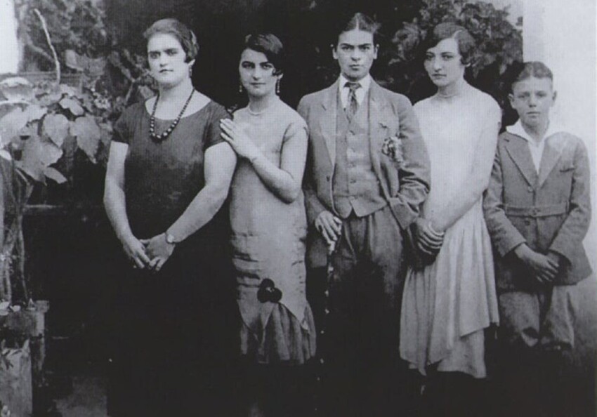 Фотография Фриды Кало в костюме молодого человека в 1924 году