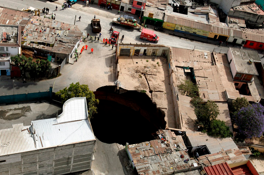 Карстовые воронки в Гватемале: как город миллионник оказался над бездонной пропастью?