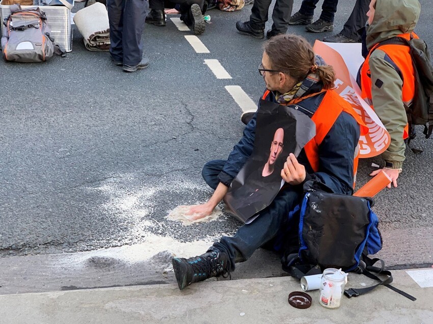 активисты приклеили себя к асфальту