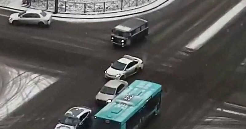 Лихой водитель «Буханки» снёс забор в Санкт-Петербурге