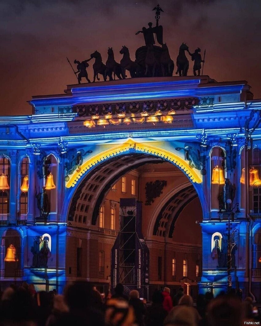 На Дворцовой площади в Санкт-Петербурге сейчас очень красиво