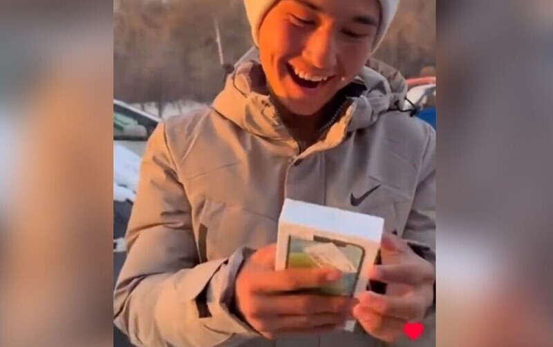 Мальчику-пастуху из Казахстана, снявшему видео об одиночестве в День рождения, подарили IPhone