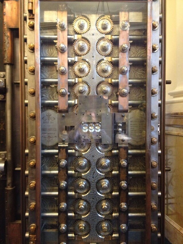 Внутри двери хранилища в банке, прекрасная инженерия 1800-х годов