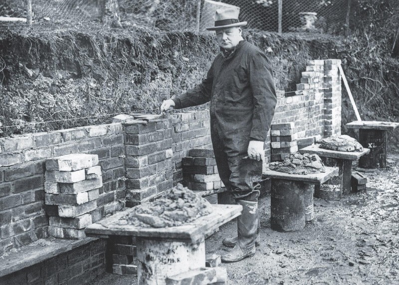 Уинстон Черчилль, среди прочего опытный каменщик, строит коттедж для дочерей в своем поместье Чартвелл в Кенте. 1928 год