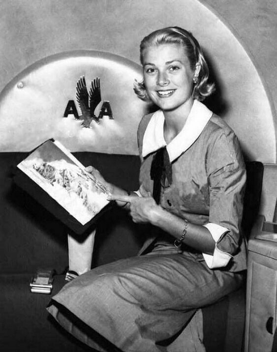 Грейс Келли, актриса и 10-я княгиня Монако, в образе стюардессы Американских авиалиний. США. 1947 год