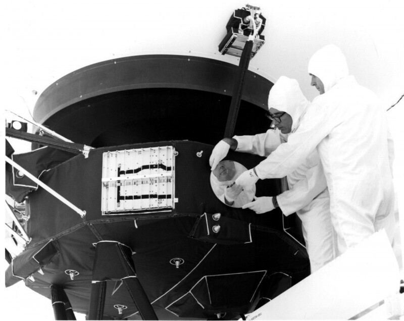 Установка золотой пластинки с данными о человечестве на космический аппарат «Вояджер-1». Лаборатория Реактивного Движения. Пасадина. Штат Калифорния. США. 29 июля 1977 года