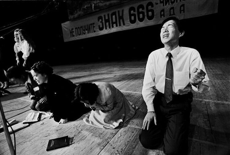 Коллективная молитва одной из сект в ожидании конца света, Москва, 1992 год