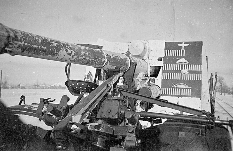 Расчет немецкой 88-мм зенитки Flak 18/36/37 отметил поражённые цели. Вторая мировая.
