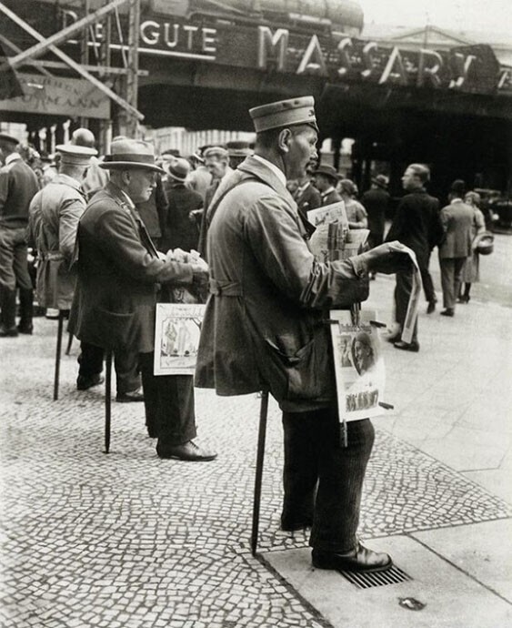 Продавцы газет на стульчаках. Берлин, 1927 год