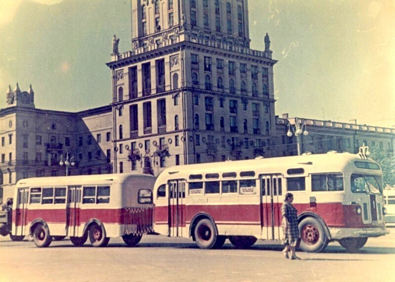 До изобретения "гармошки", автобус ЗиС-155 с прицепом. Минск, 60-е годы