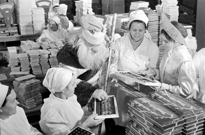 Дед Мороз в гостях на Горьковской шоколадной фабрике. Фото В. Войтенко, 1971 год