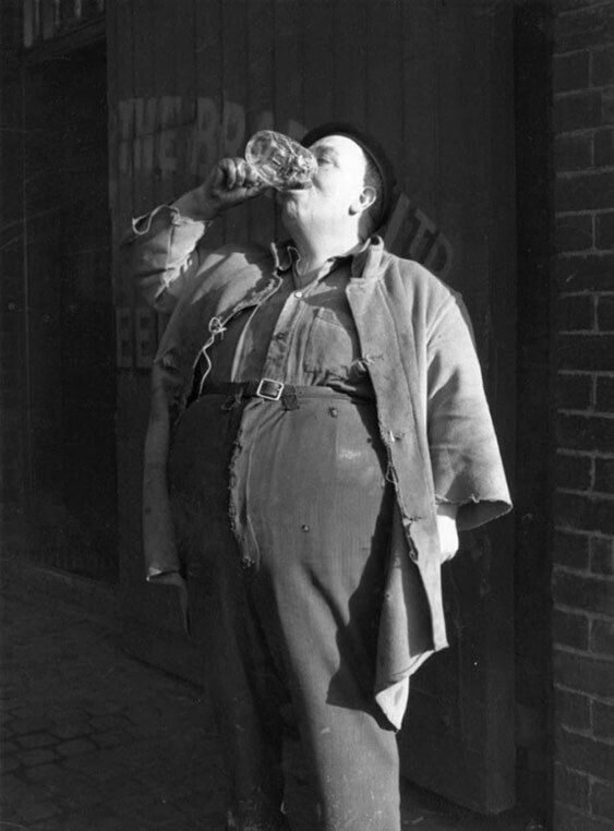 Британец Джордж Дайлер — чемпион по питью пива, который мог выпить пинту (0,56 литра) за 4 секунды, 1954 год