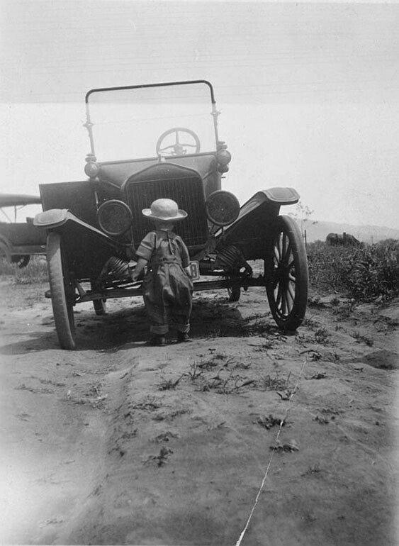 Крошечный Марвин Симпсон пытается завести машину по адресу 1453 Sunnyside Ave. в Визалии, Калифорния. 1922 год