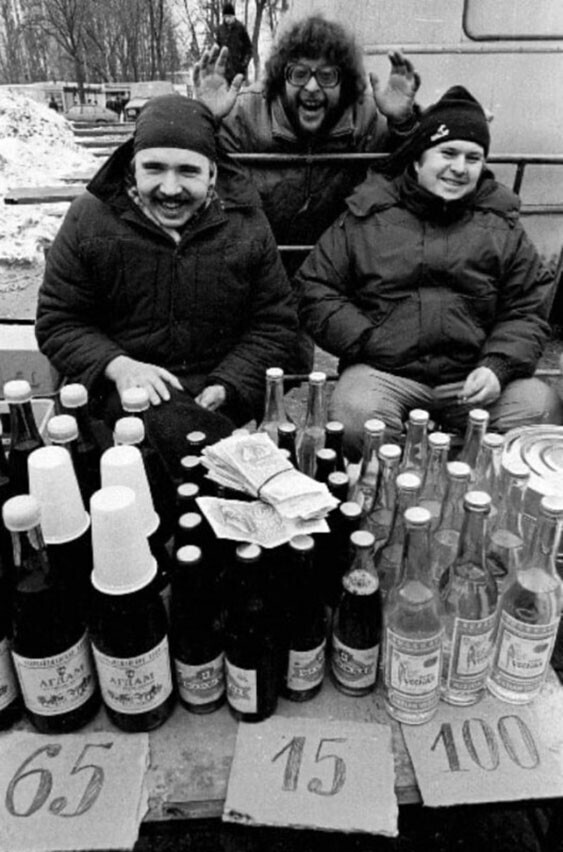 Торговые ряды у метро Динамо. Москва, 1992 год