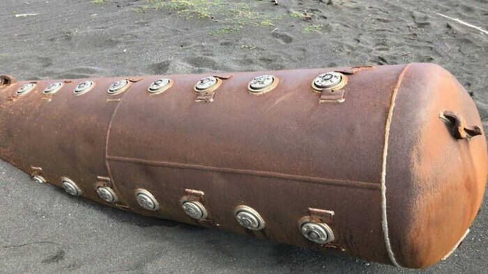 25. "Большой металлический цилиндр, найденный на пляже в Хусавике, Исландия. Что это?"