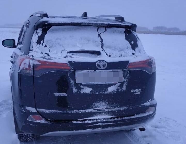 Под Новосибирском пьяный водитель устроил покатушки по льду реки и раздавил палатку с рыбаками