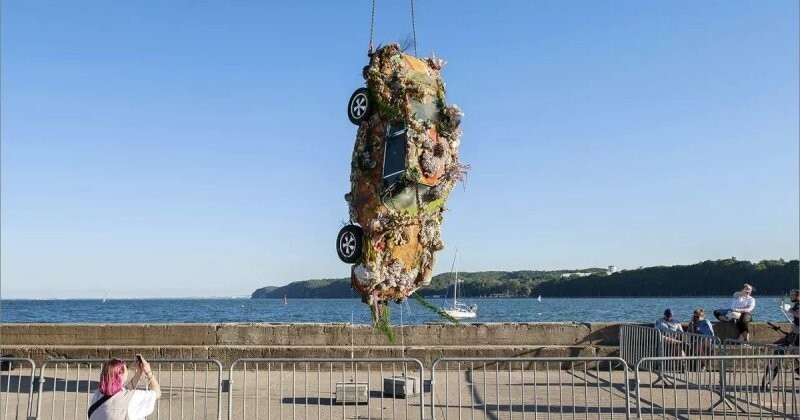 Porsche «выловленный» со дна Балтийского моря: интересная инсталляция от известного автопроизводителя