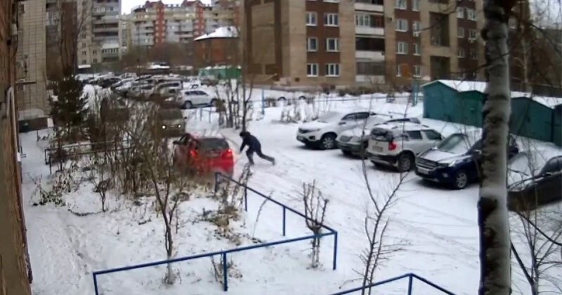 В Омске пьяный водитель неудачно попытался удрать от полицейских по детской площадке