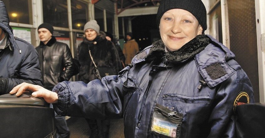 Жители Подмосковья поздравили самую добрую женщину-контролёра, которую хотели уволить из-за хорошего настроения
