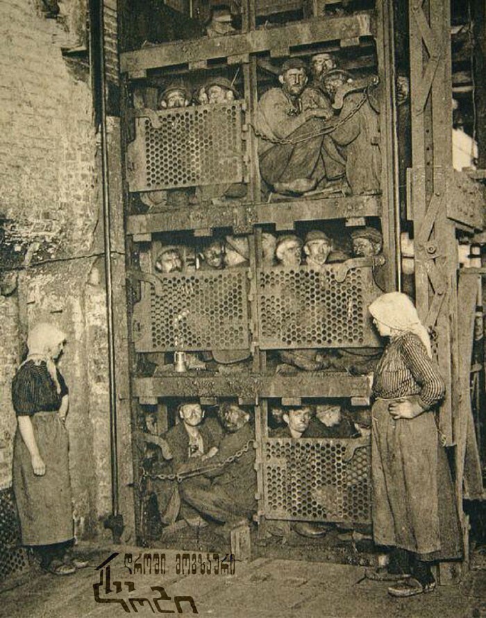 18. Бельгийские шахтеры поднимаются из шахты после рабочего дня, 1900 год