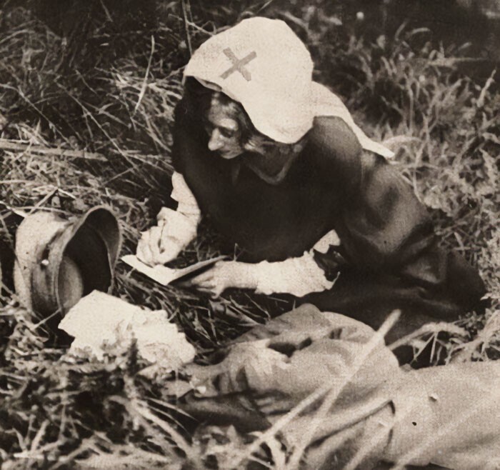 4. Медсестра из "Красного Креста" записывает последние слова смертельно раненного солдата, 1917 год