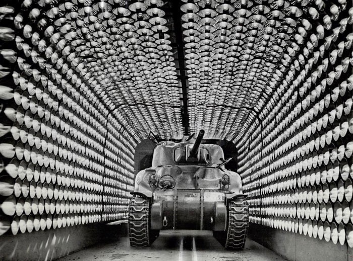 30. Свежеокрашенный танк M4 Sherman в туннеле с инфракрасной лампой, предназначенном для сокращения времени высыхания краски с 24 часов до 4 минут