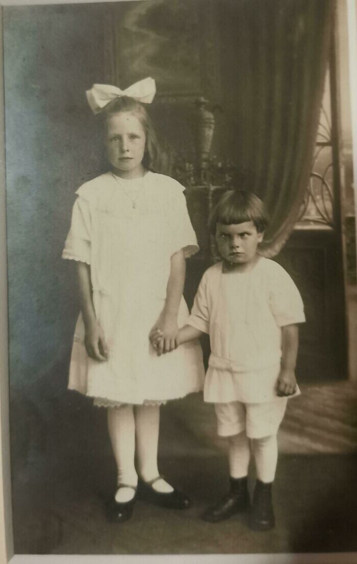 "Мой дедушка и его сестра, 1946 год"