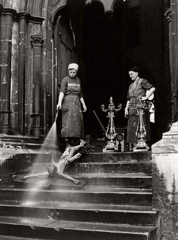 Уборка в церкви в Лейпциге, Германия, 1920 г.