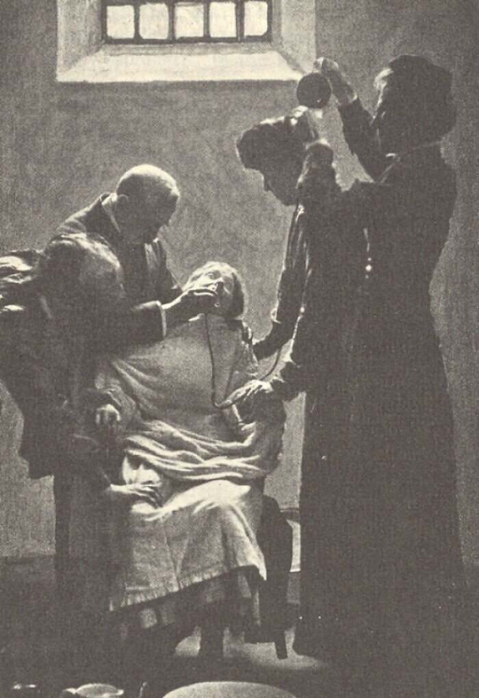 Суфражистку насильно кормят в тюрьме Холлоуэй в Великобритании во время голодовки за избирательное право женщин, 1911 год