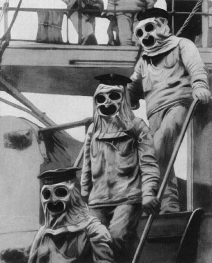 Австро-венгерские моряки в защитном снаряжении, предназначенном для защиты владельца от кратковременного воздействия пламени и жара, 1916 г.