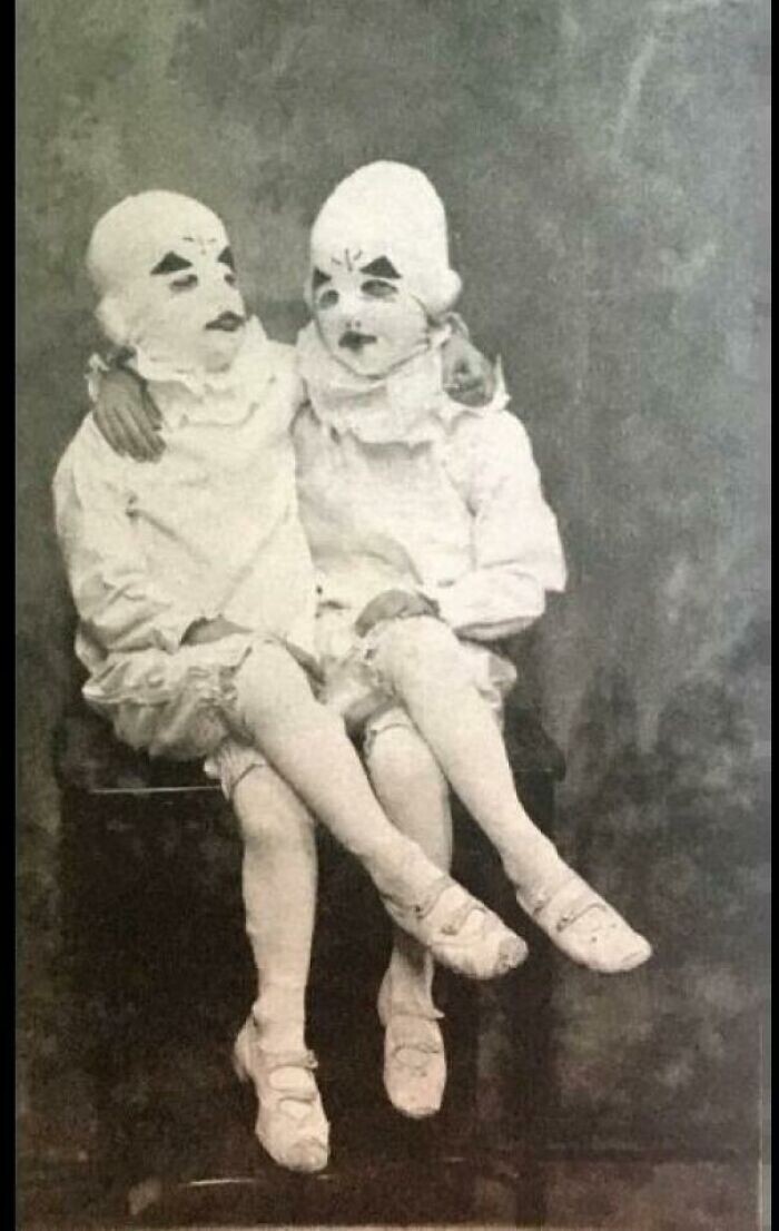 Близнецы, чье фото вдохновило  Тима Бертона снять фильм «Дом странных детей мисс Перегрин», 1900-е гг.
